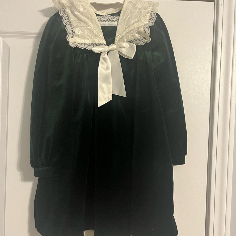 Elegant Green Velvet Kids Costume with Lace Collar